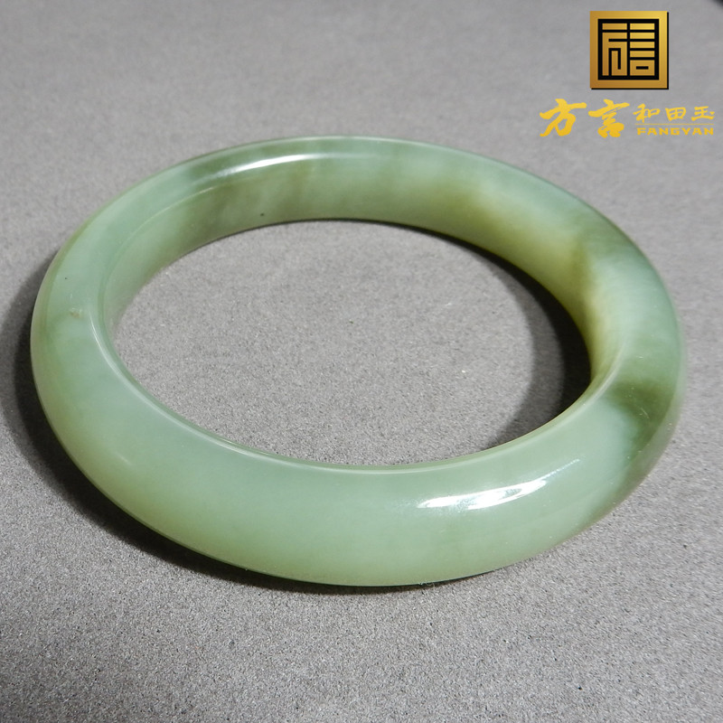 惊呆了方言和田玉青海老坑料温润细腻湖水绿带翠色56mm正装手镯A5