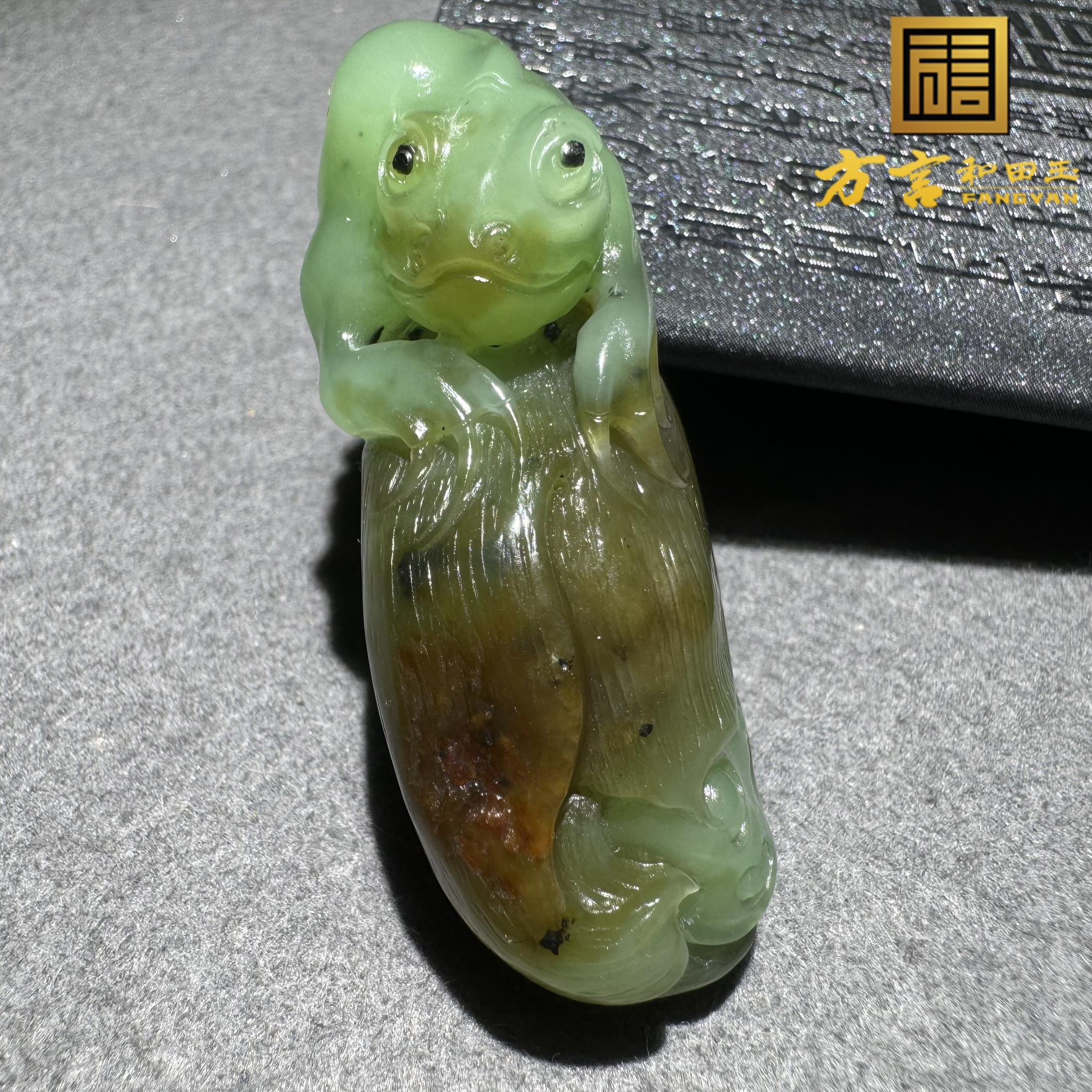 方言和田玉老坑俄料老红皮苹果绿碧玉俏色巧雕呱呱来财吊坠把件S6