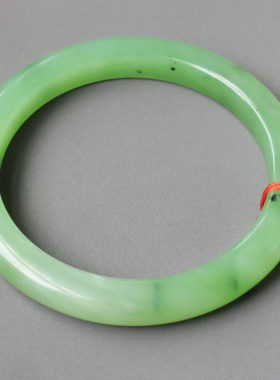 美滋滋方言和田玉精品色标级乌兰海碧玉果绿带猫眼57mm玉手镯O