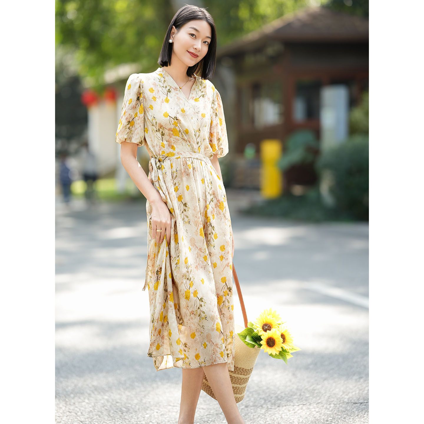 VANLOYA.桑蚕丝年轻款连衣裙女海边夏季新款法式度假风碎花真丝连
