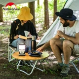 На открытом воздушном складке маленький круглый стол