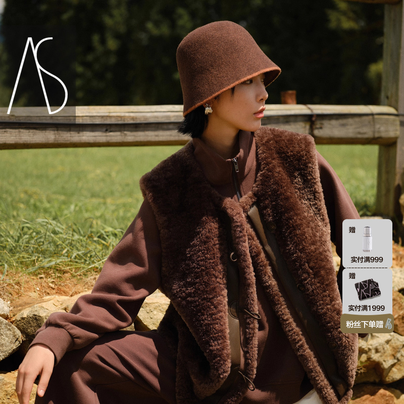 羊羔毛纽扣拼皮设计圆领马甲