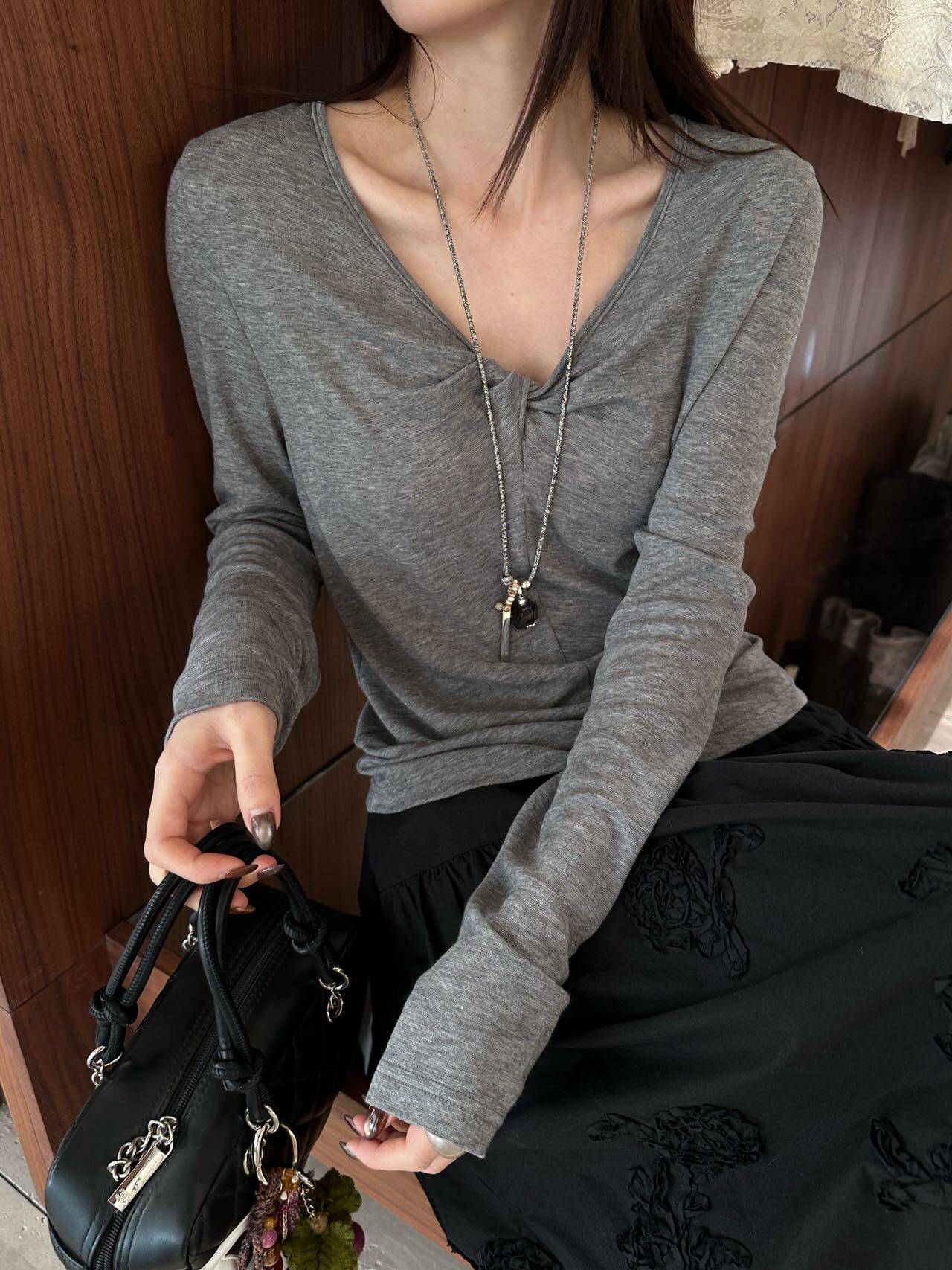 韩国ONE12668 春夏新款时尚百搭V领扭结长袖T恤女轻薄显瘦上衣one