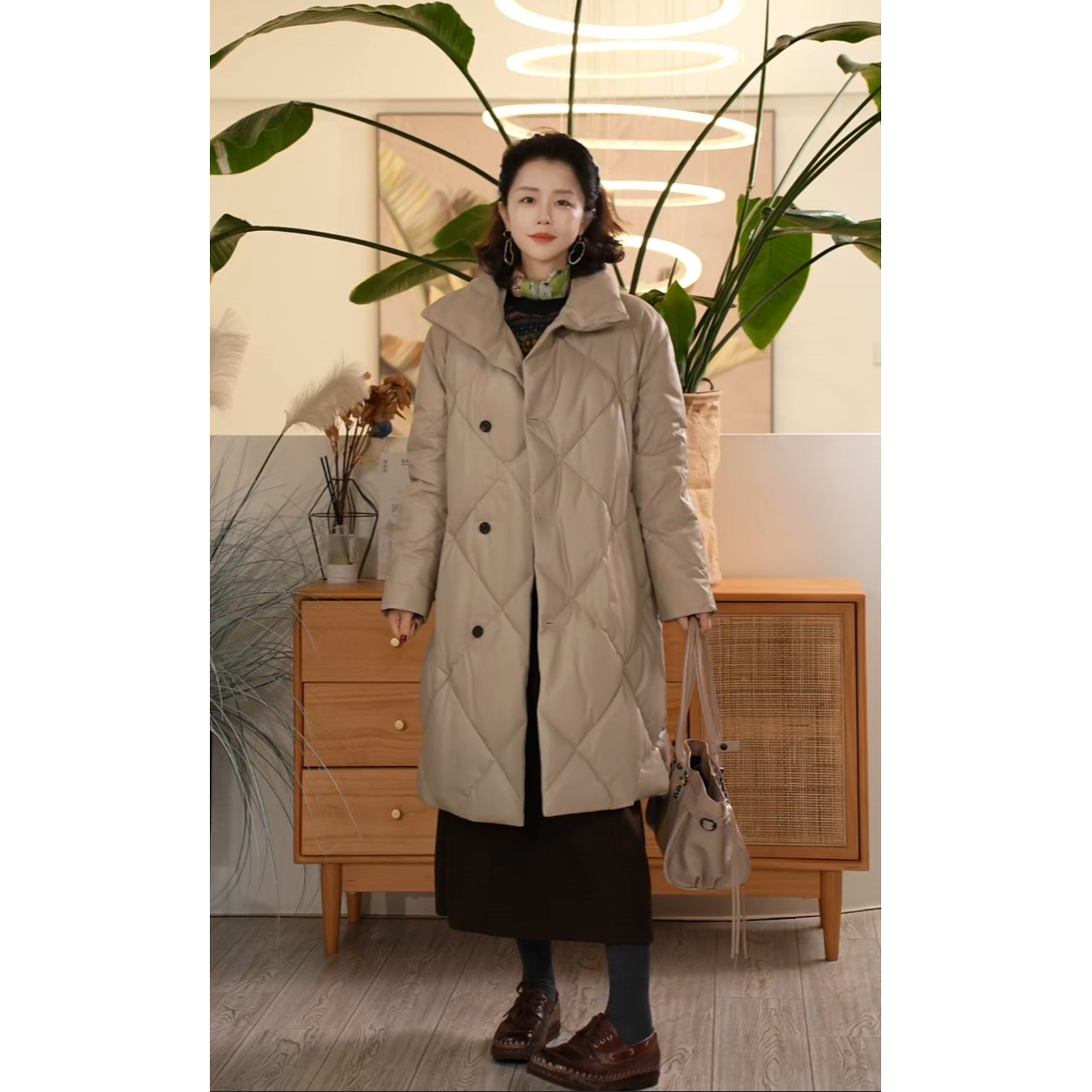 羊皮白鹅绒女士中长款鹅绒服