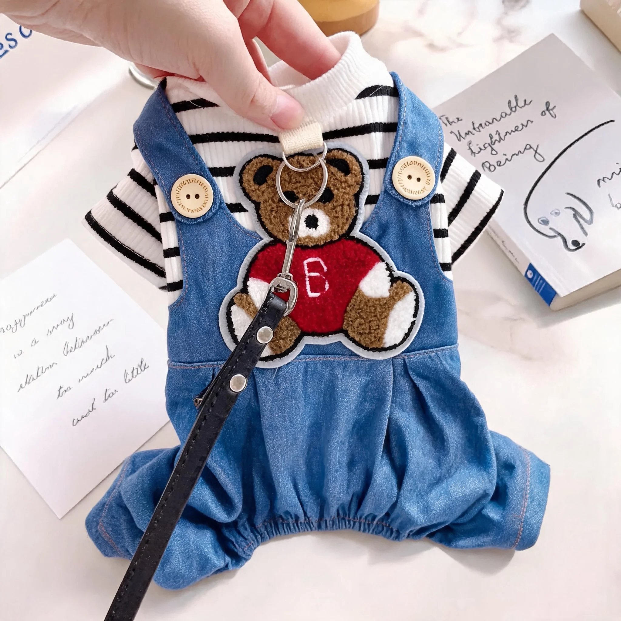狗狗衣服宠物四脚衣可牵引背带裤图片