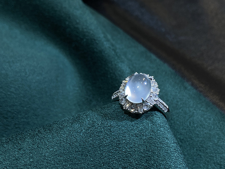 现货天然翡翠起光起钢纯白高冰种蛋面戒指18k金天然钻石镶嵌手饰