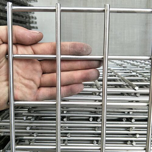 304不锈钢方格网焊接防护网