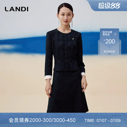 典雅圆领设计衬托简约气质 收腰X版型设计