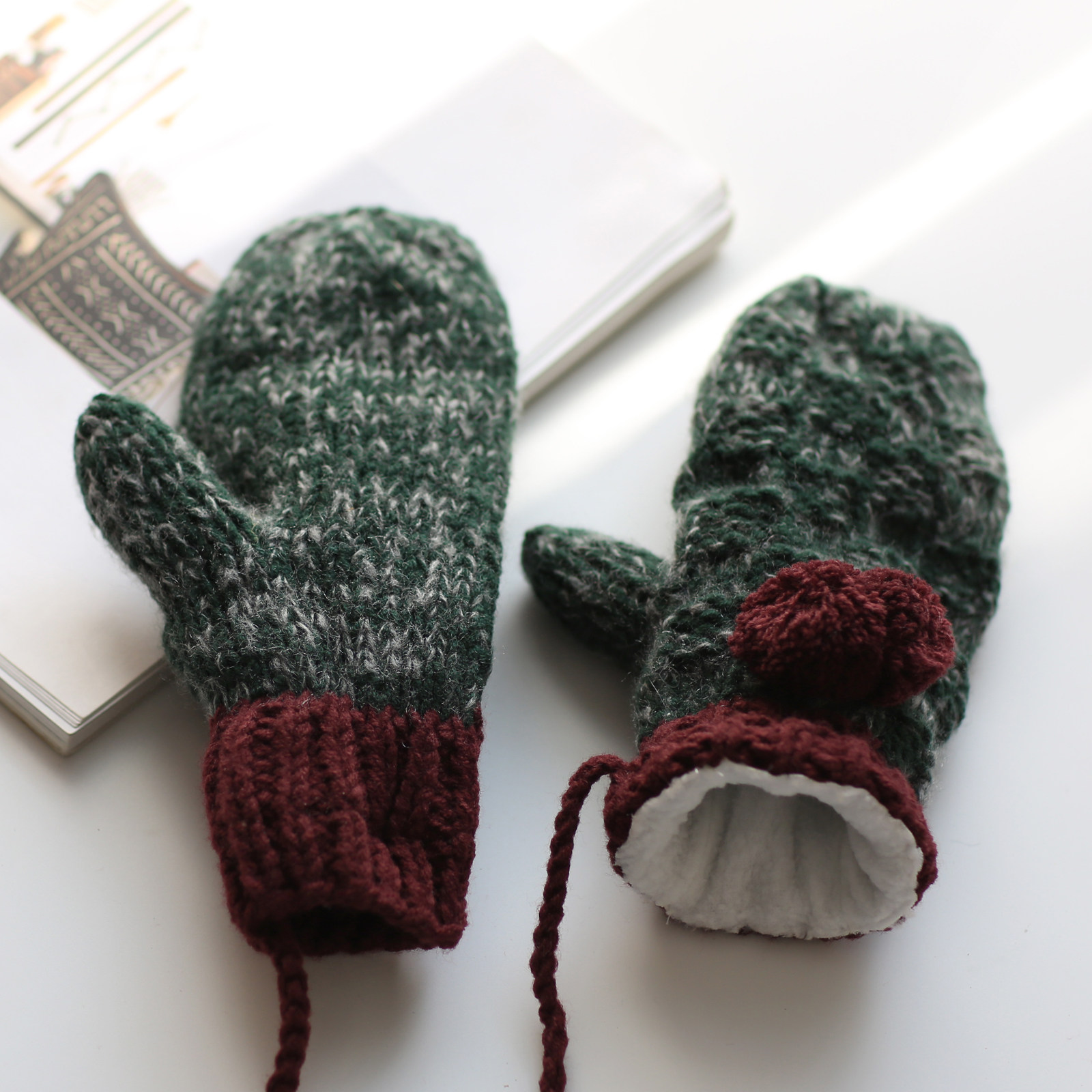 可爱球球拼色秋冬季女加绒骑行防寒保暖挂脖全指毛线针织手套