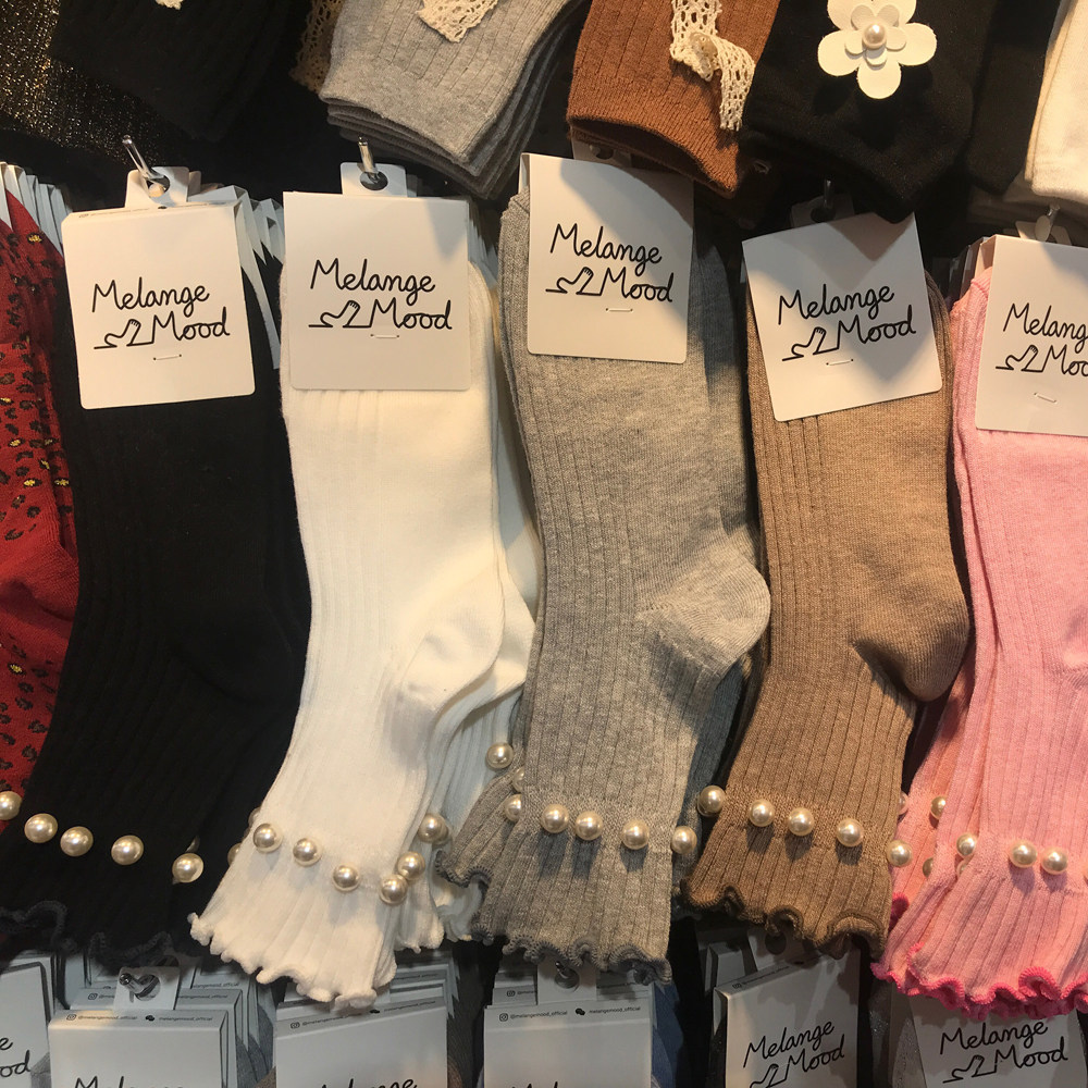 东大门铆钉珍珠时尚木耳边中筒袜