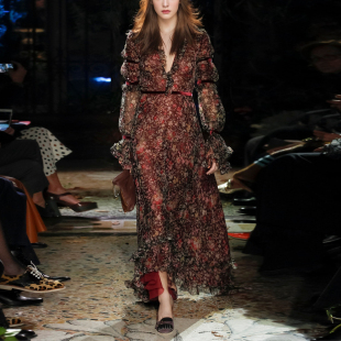 2025超火长袖 连衣裙高级感A字不规则碎花裙复古收腰木耳边长裙女