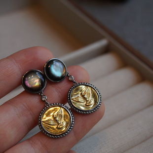 小众复古圆形鲍鱼贝古币耳环 老钱风925纯银雄鹰圆牌金币耳环银饰