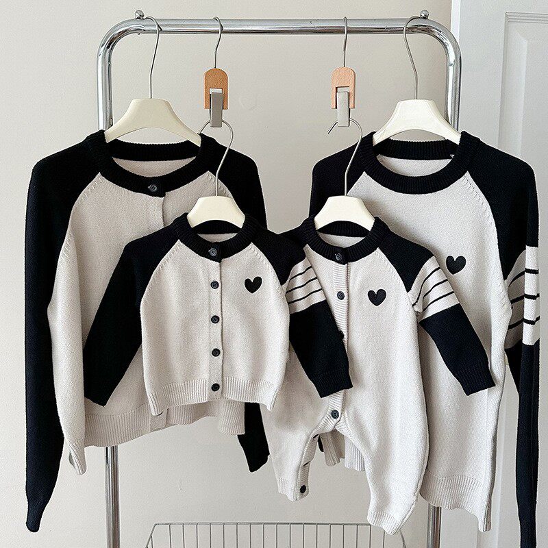 2024년 새로운 가을 겨울 대학 스타일의 고급 부모-자식 스웨터 세 엄마와 딸의 가족을 위한 한국식 라글란 가디건 스웨터