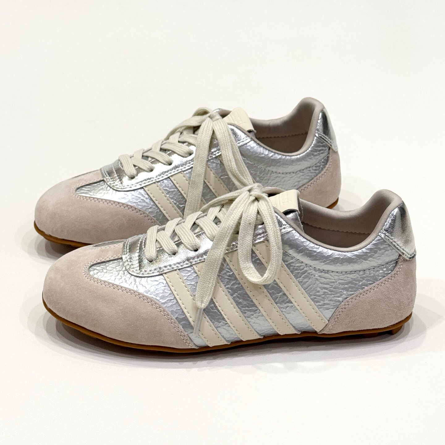 优慕妮真皮休闲运动板鞋小白鞋女百搭配裙子跑步平底阿甘德训鞋女