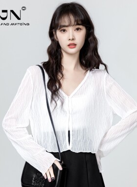 白色V领冰丝防晒针织开衫女2025夏季新款吊带外搭披肩罩衫短上衣