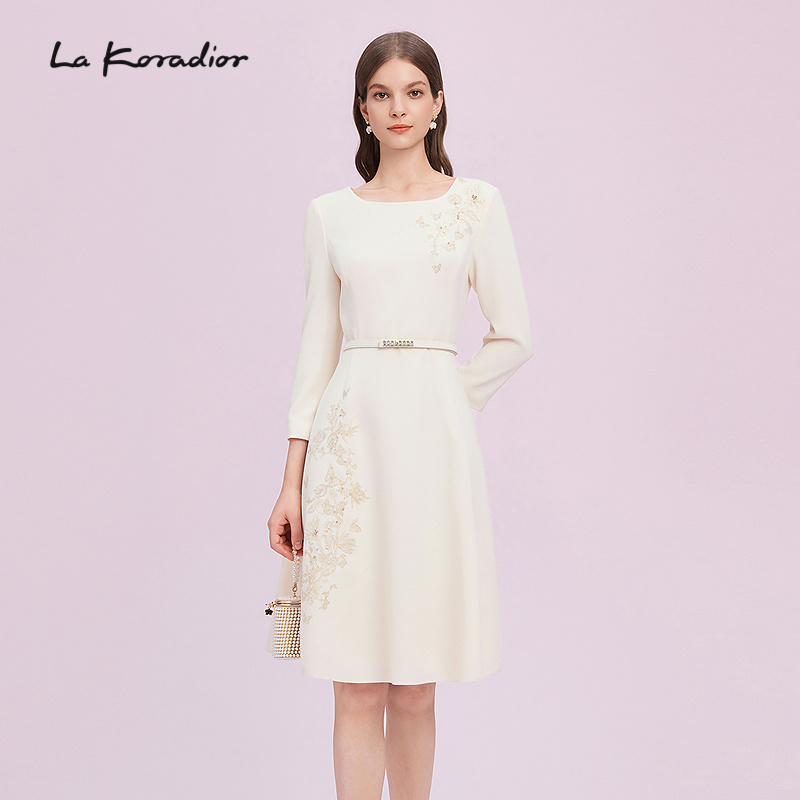 La Koradior拉珂蒂修身通勤时尚新款气质圆领肌理刺绣礼服连衣裙