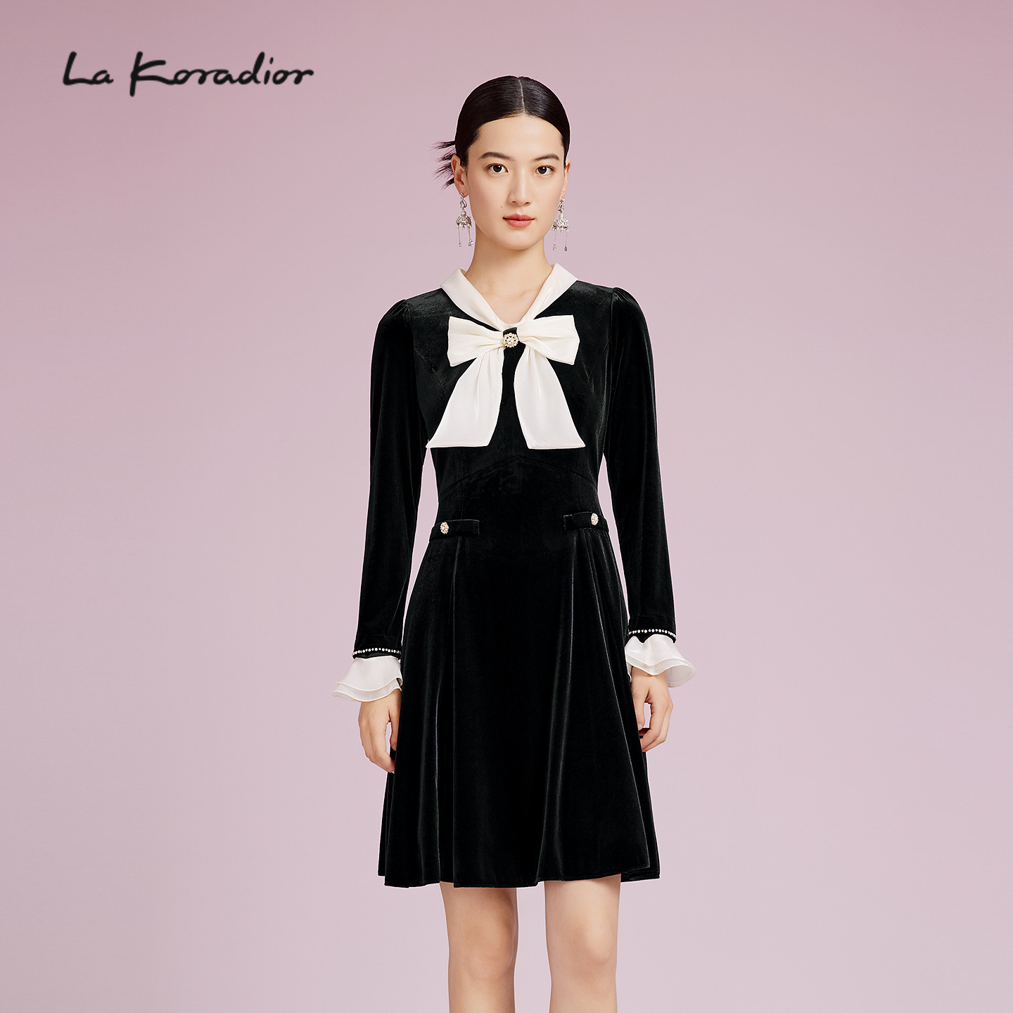 La Koradior拉珂蒂简约商场同款长袖系带领丝绒秋季通勤连衣裙女