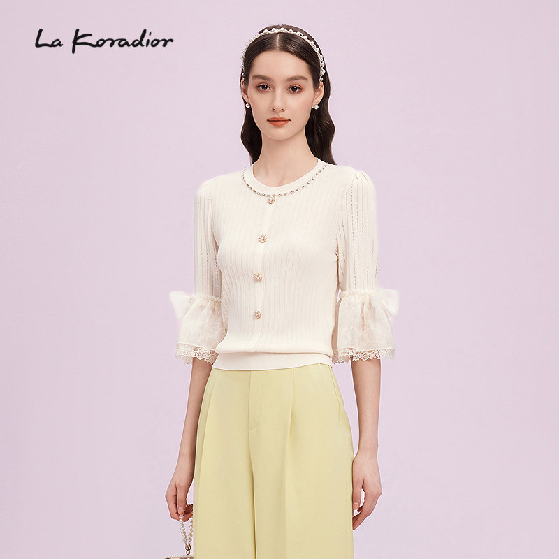 Lakoradior拉珂蒂春季新款米白针织上衣女蕾丝边饰珍珠扣优雅风