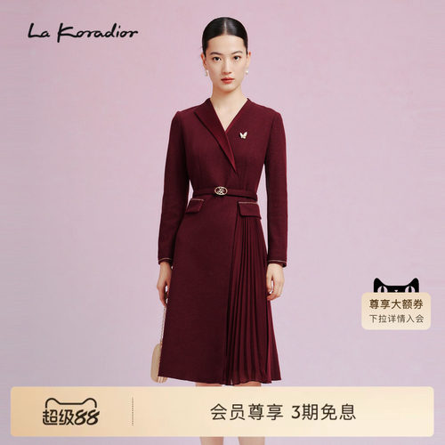 La Koradior拉珂蒂时尚新款西装领气质连衣裙中长款纯色百褶裙女