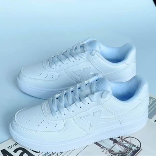 特步纯白系带低帮运动休闲板鞋