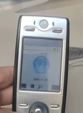 摩托罗拉E680G手机当年的花月工资买的开机不新旧都有 议价