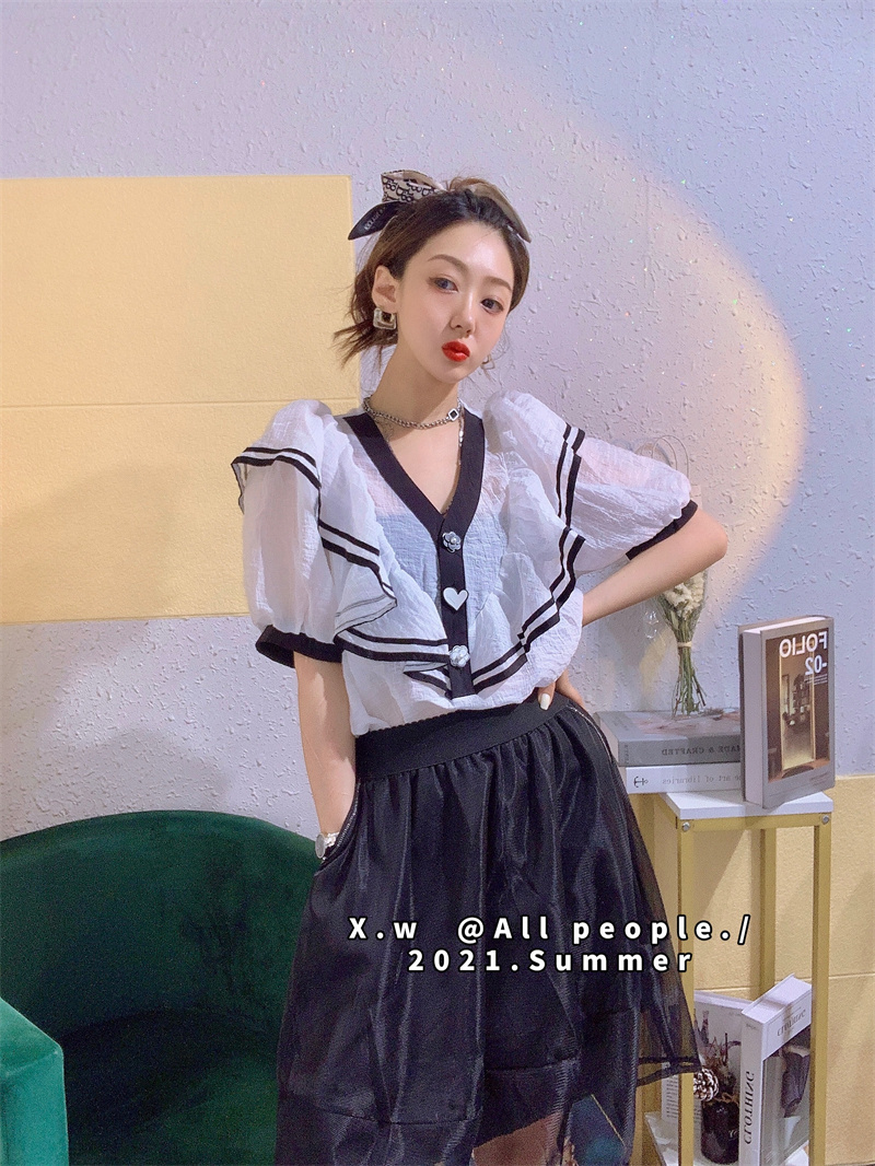 衬衫622 欧洲站2021夏季新款女装白色透视V领纽扣系扣泡泡袖小衫