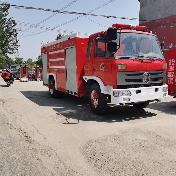 大型救火消防车 5吨消防洒水车可选择干粉式泡沫式水罐六双排座