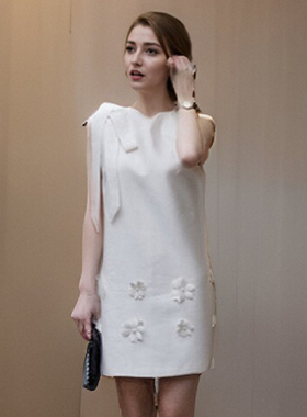 杨大娟法式立体花朵无袖连衣裙女小众设计感蝴蝶结白色背心裙宽松