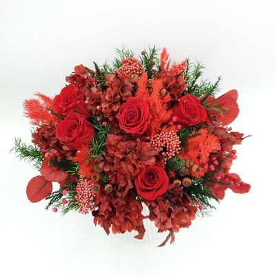 复古中式婚礼新娘手捧永生干花束