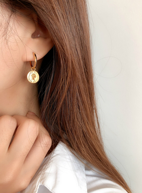 M 】法式优雅方形玫瑰圆形女王头像钱币吊坠钛钢耳圈个性耳扣耳环