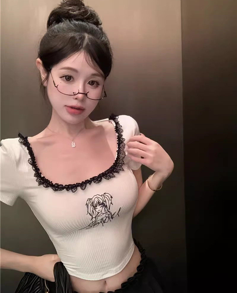甜酷辣妹斩男方领蕾丝拼接上衣