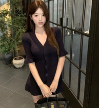 法式杏色针织短袖连衣裙女装夏季气质开衫短裙v领显瘦收腰a字裙子