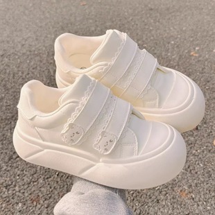 可爱小白鞋女学生厚底增高大头面包鞋配阔腿裤的鞋子运动休闲板鞋