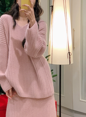 Vaoom-雾粉少女心色系超显白毛衣+半身裙套装(含10.5绵羊毛)K1768