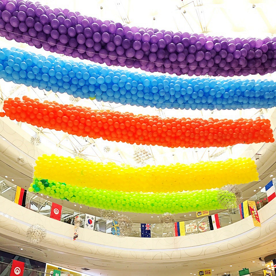 跨年商场活动气球雨散落网下落网