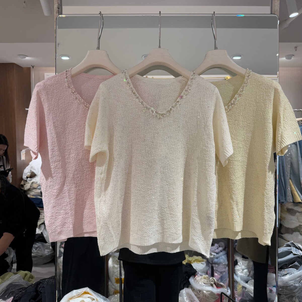 2026春夏新款温柔慵懒风V领短袖T恤女珍珠装饰宽松上衣针织衫