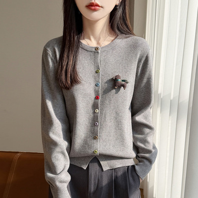 设计感上衣精品女装毛衣厂家内搭春季新款安迪绒彩扣小马针织开衫