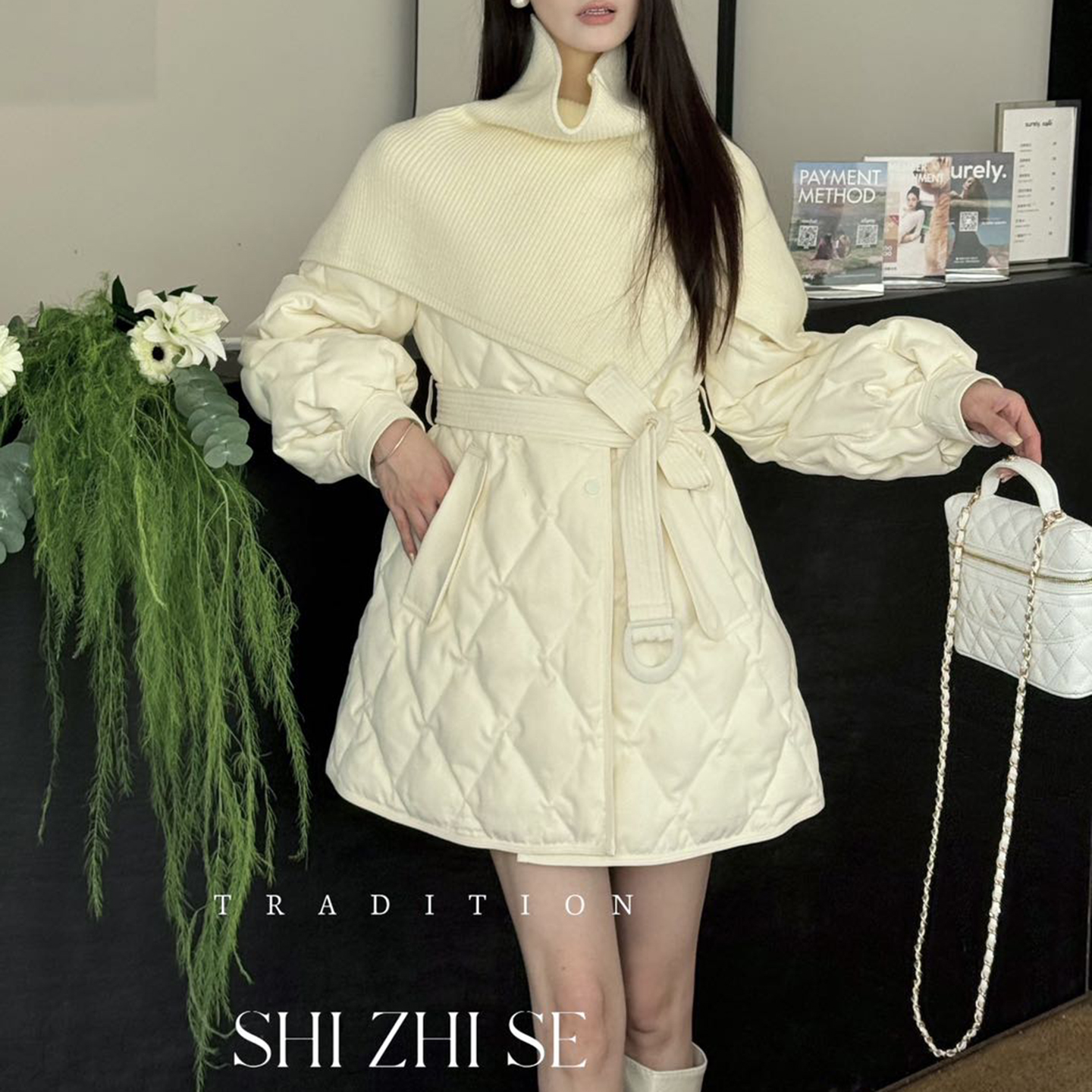 欧洲站针织围巾披肩羽绒服冬季新品轻暖黑色90白鸭绒收腰菱格外套