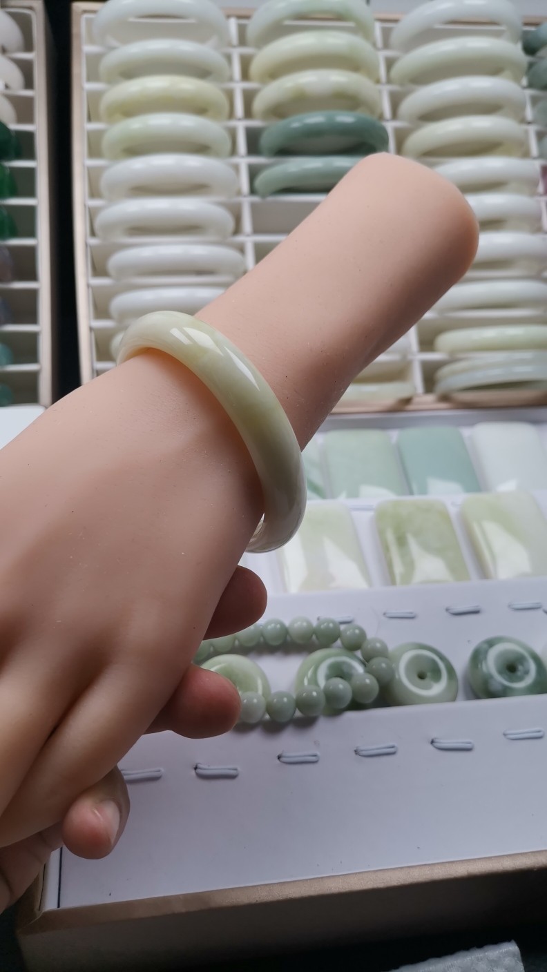 天然正品陕西陕西西安蓝田玉手镯时尚女款飘花玉镯兵马俑同款活玉