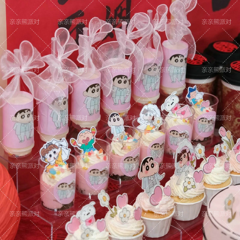 漫画蜡笔小新订婚结婚蛋糕摆件婚礼主题婚纱小新甜品台推推乐贴纸
