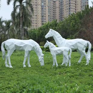 马年生肖卡通玻璃钢雕塑2026年户外景区公园商场新年装饰摆件定制