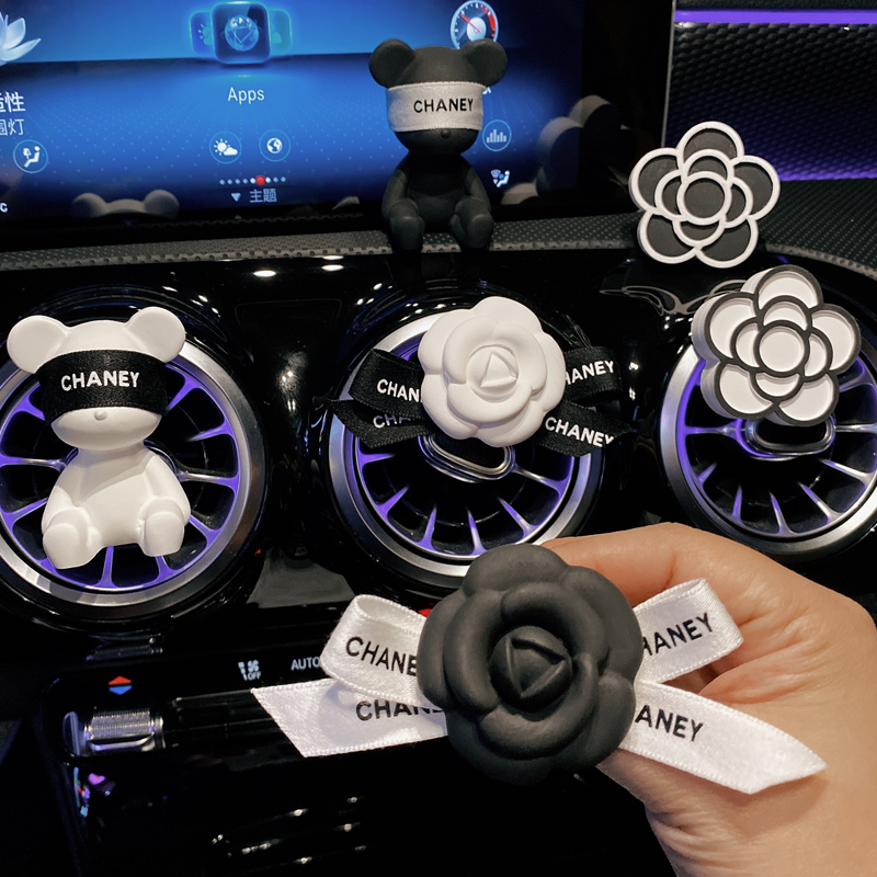 新品车载香薰香水山茶花小熊可爱汽车出风口装饰高级持久淡香摆件