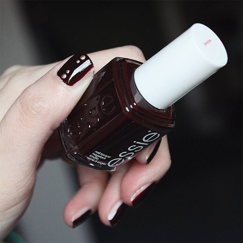 essie指甲油显白黑樱桃暮光红