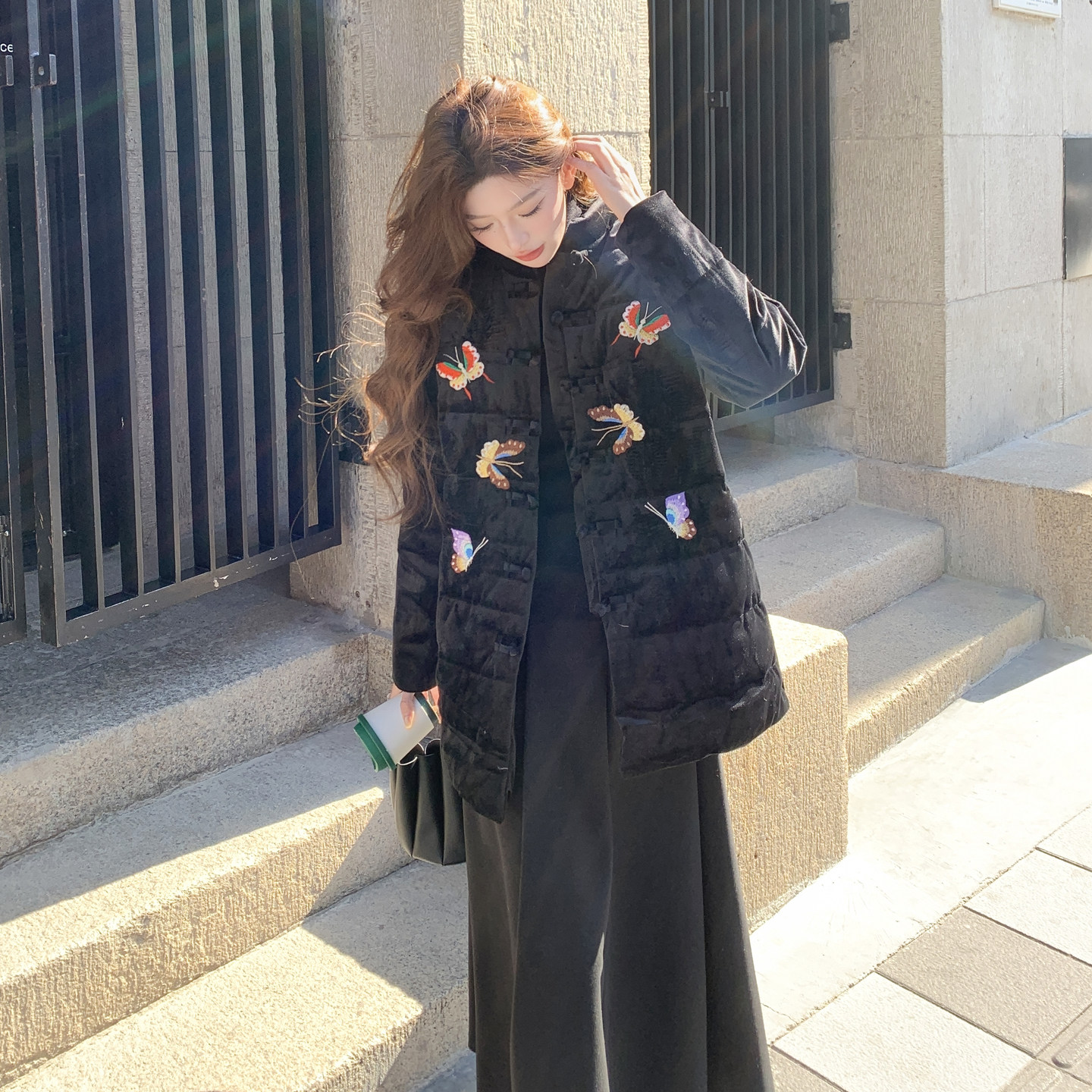 新中式国风黑色立领盘扣蝴蝶刺绣白鸭绒羽绒服女中长款2025冬外套