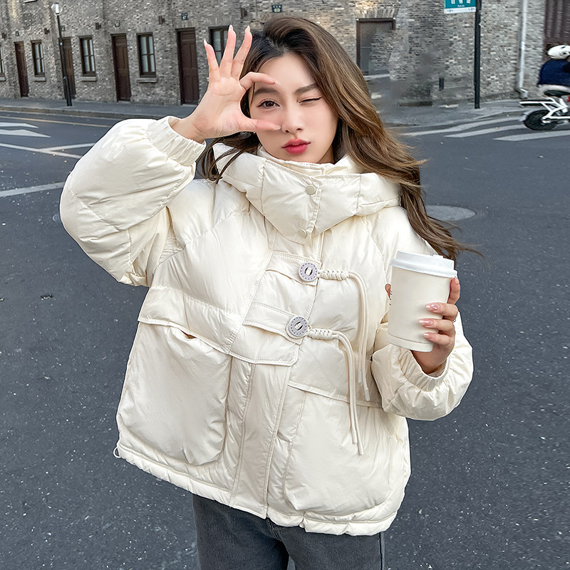 新中式盘扣白色短款羽绒服女加厚白鸭绒连帽宽松小个子外套斗篷型