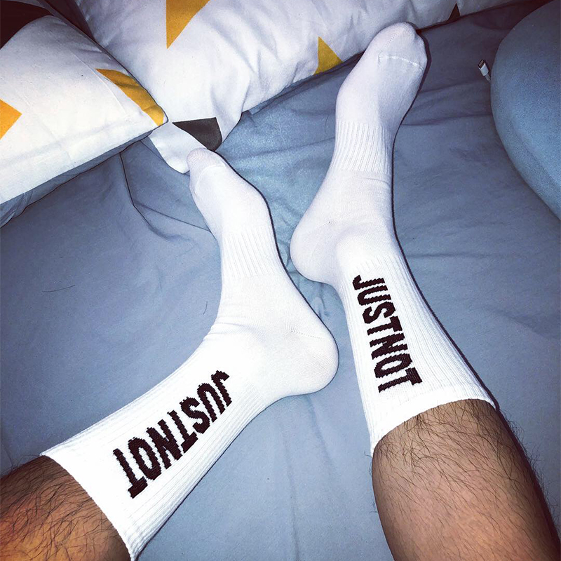 男士字母百搭纯棉防臭吸汗中筒袜