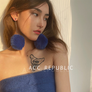 小众夸张甜美大毛毛耳环冬季 克莱因蓝耳饰纯银针过年耳夹显瘦高级