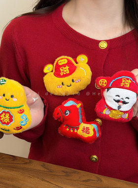 「马上有钱」新年红色毛绒小马胸针女可爱胸前装饰本命年别针配饰