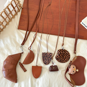 棕色系列 可爱kt猫豹纹皮质磁吸眼镜夹零钱耳机包长款 挂脖配饰女