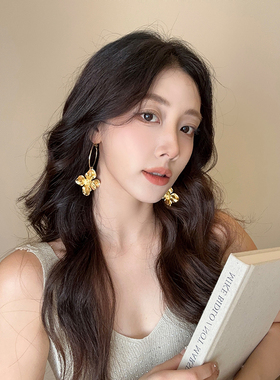 美貌出圈！金色花朵大耳圈耳环女时尚高级感金属耳钉复古夸张耳饰